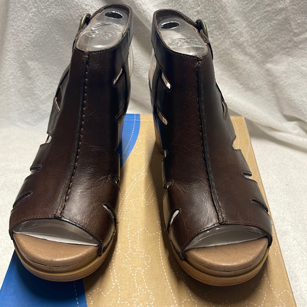 NIB Dansko smoke free house euro 38 teak vintage color. Sandals